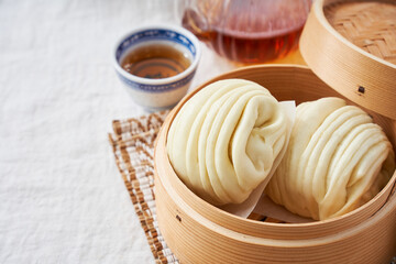 蒸籠で蒸したふわふわ花巻 – 中華蒸しパン