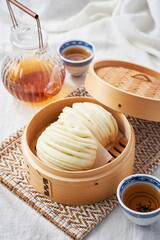蒸籠で蒸したふわふわ花巻 – 中華蒸しパン