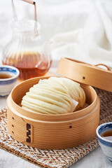 蒸籠で蒸したふわふわ花巻 – 中華蒸しパン