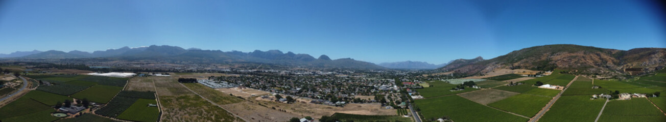 Obraz premium Paarl Town South Africa Aerial Panorama with Paarl rock and mountain range in the background.