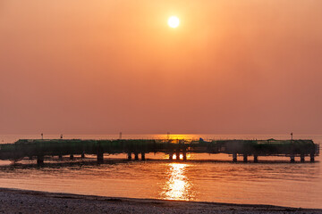 Obraz premium (とやまビューポイント)富山県 海に沈む夕陽 絶景の景色 4月
