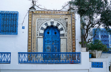Il caratteristico villaggio di Sidi Bousaid si trova vicino a Cartagine e si distingue per i colori bianco e azzurro delle sue case. Cartagine, Tunisia, Africa del Nord