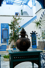 Il caratteristico villaggio di Sidi Bousaid si trova vicino a Cartagine e si distingue per i colori...