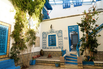 Il caratteristico villaggio di Sidi Bousaid si trova vicino a Cartagine e si distingue per i colori...