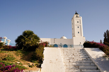 Il caratteristico villaggio di Sidi Bousaid si trova vicino a Cartagine e si distingue per i colori...