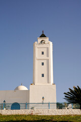 Obraz premium Il caratteristico villaggio di Sidi Bousaid si trova vicino a Cartagine e si distingue per i colori bianco e azzurro delle sue case. Cartagine, Tunisia, Africa del Nord