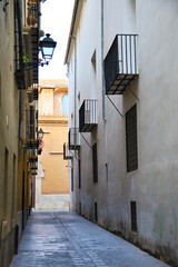 Obraz premium Narrow street with old facades in The Ciutat Vella district of Valencia city