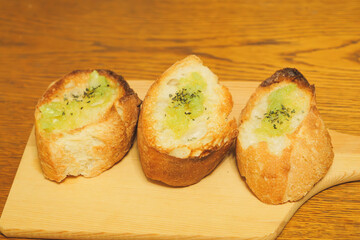 Garlic toast made from French bread baked in the oven