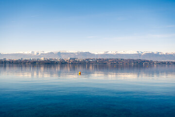 Fototapeta premium Douce quiétude au bord du lac Léman, sous le soleil de Genève
