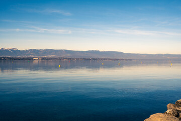 Douce quiétude au bord du lac Léman, sous le soleil de Genève