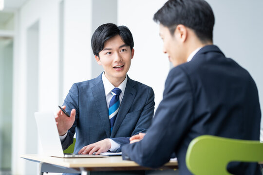 オフィスで営業する若いビジネスマン　撮影協力:スカパー東京メディアセンター
