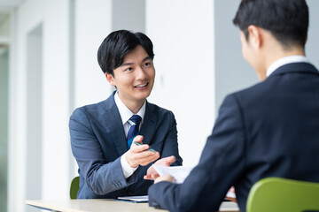 営業する若いビジネスマン　撮影協力:スカパー東京メディアセンター