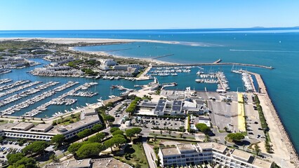 survol du grau-du-roi et port Camargue en Occitanie dans le sud de la France
