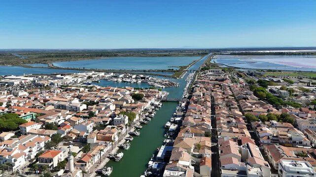 survol du grau-du-roi et port Camargue en Occitanie dans le sud de la France
