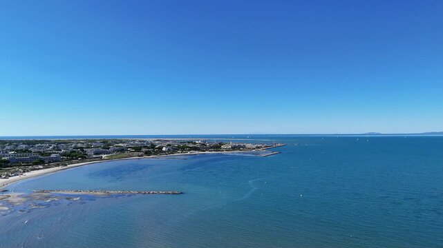 survol du grau-du-roi et port Camargue en Occitanie dans le sud de la France
