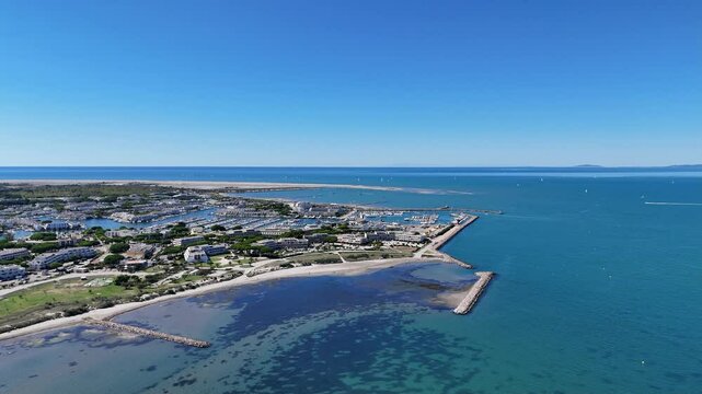 survol du grau-du-roi et port Camargue en Occitanie dans le sud de la France