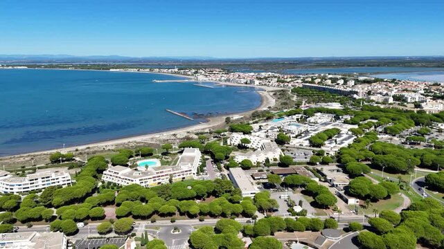 survol du grau-du-roi et port Camargue en Occitanie dans le sud de la France