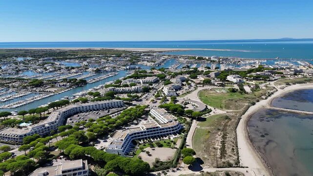 survol du grau-du-roi et port Camargue en Occitanie dans le sud de la France
