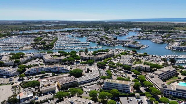 survol du grau-du-roi et port Camargue en Occitanie dans le sud de la France