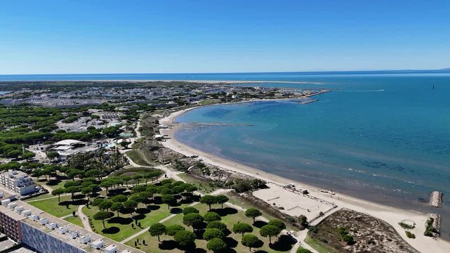 survol du grau-du-roi et port Camargue en Occitanie dans le sud de la France