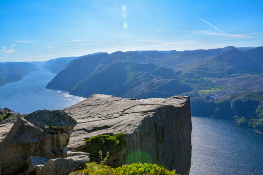 C&eacute;l&egrave;bre rocher de Preikestolen en Norv&egrave;ge