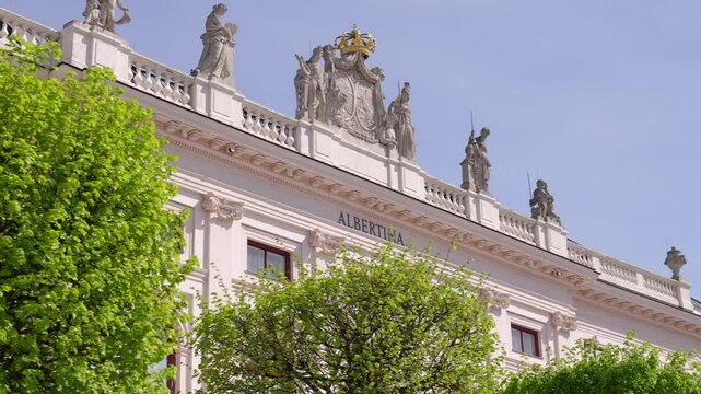 Architekturdetails im historischen Stadtzentrum von Wien &ndash; Pr&auml;chtige Fassaden, kunstvolle Verzierungen und beeindruckende Bauwerke pr&auml;gen das kulturelle Erbe der &ouml;sterreichischen Hauptstadt