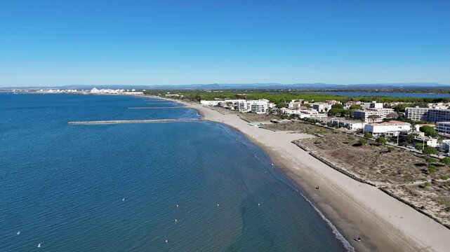 survol du grau-du-roi et port Camargue en Occitanie dans le sud de la France