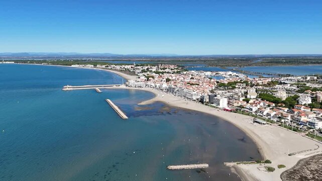 survol du grau-du-roi et port Camargue en Occitanie dans le sud de la France