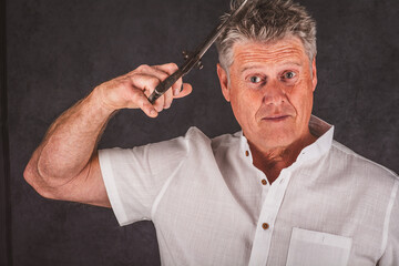 Mann schneidet sich die Haare