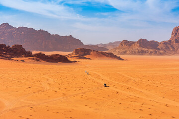 Fototapeta premium Krajobrazy, formacje skalne i przyroda pustyni Wadi Rum,