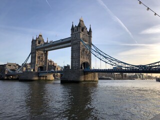 Obraz premium Side View of Tower Bridge – Iconic London Landmark