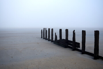 Saint-Malo en hiver, plage du Sillon, brouillard et brise-lames