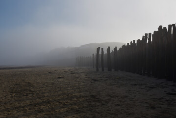 Obraz premium Saint-Malo en hiver, plage du Sillon, brouillard et brise-lames