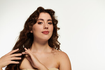 Naklejka premium Stylish young woman confidently showcasing her beauty and charm in a modern setting