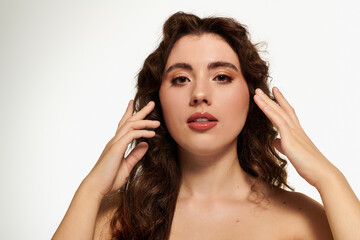 Obraz premium Stylish young woman showcasing a beautiful beauty routine in an artistic setting