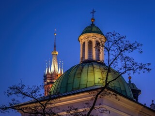 Kraków: Rynek w Krakowie z Bazyliką Mariacką i kamienicami wieczorem