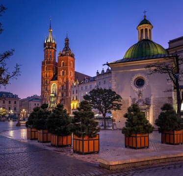 Krak&oacute;w: Rynek w Krakowie z Bazyliką Mariacką i kamienicami wieczorem
