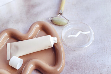 Anti-Age Eye Cream in Marble  Tray