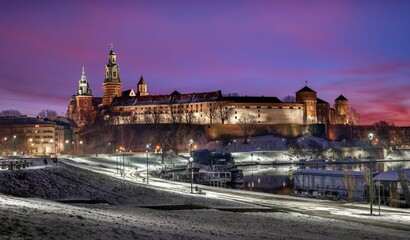 Kraków: Widok na zamek Królewski na Wawelu i Wisłę o poranku