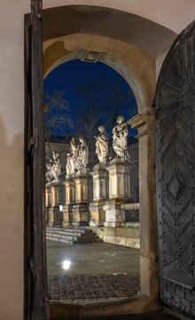 Krak&oacute;w: Widok zza bramy na apostoł&oacute;w przed kościołem Św. Piotra i Pawła nocą