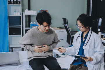 Obraz premium Female physician reads medical history while visiting her patient