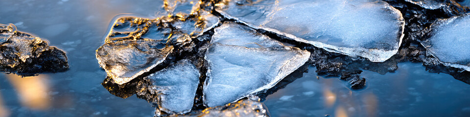 Obraz premium Fractured Ice and Rocks in Water