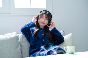 ヘッドホンで音楽を聴く日本人女性