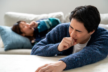 体調不良で寝込む日本人男女