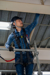 足場に乗って点検する日本人男性作業員