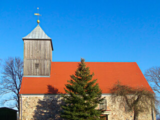 Evangelische denkmalgeschützte Dorfkirche aus dem 13. Jahrhundert