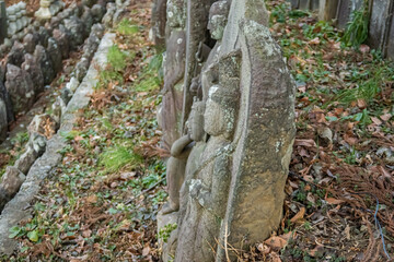 日本の神奈川県のありがた山の地蔵と石仏
