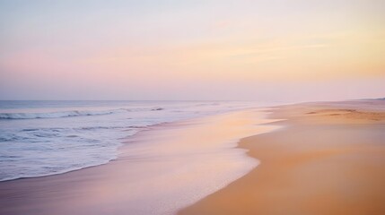 Obraz premium Gentle waves wash ashore a serene beach at dawn