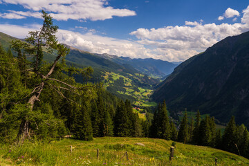 Obraz premium View beautiful village Heiligenblut Austria, located in heart Alps.Surrounded majestic Grossglockner mountain range. combination alpine beauty, tranquility in Hohe Tauern National Park.