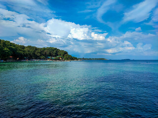 Obraz premium The port with beautiful blue clouds sky and turquoise sea.